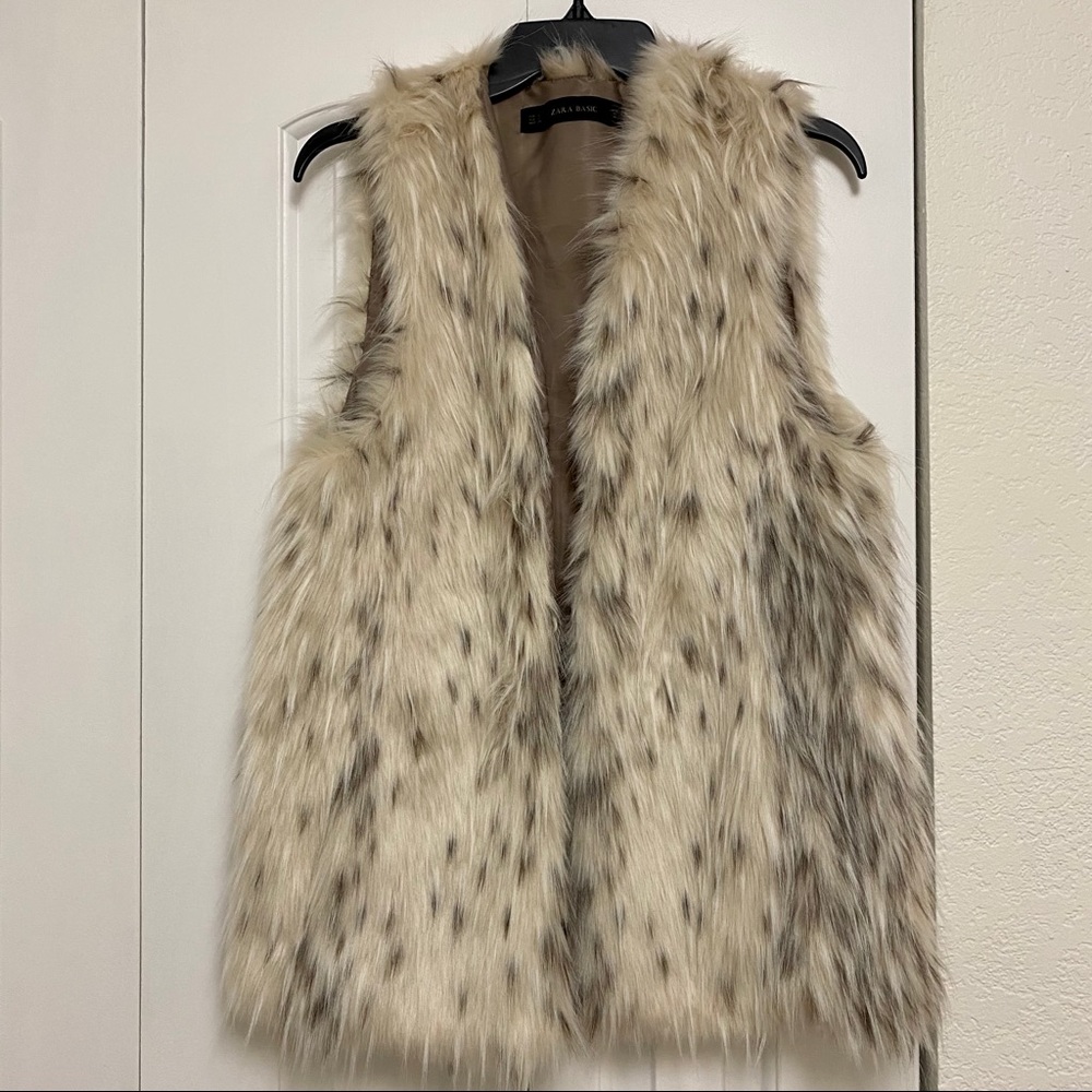 Zara Faux fur vest with pockets!!!